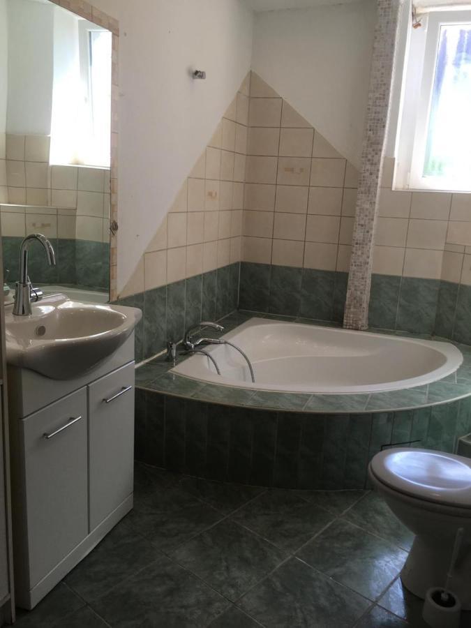 Zimmer Im Dachgeschoss Kaiserslautern Exterior foto