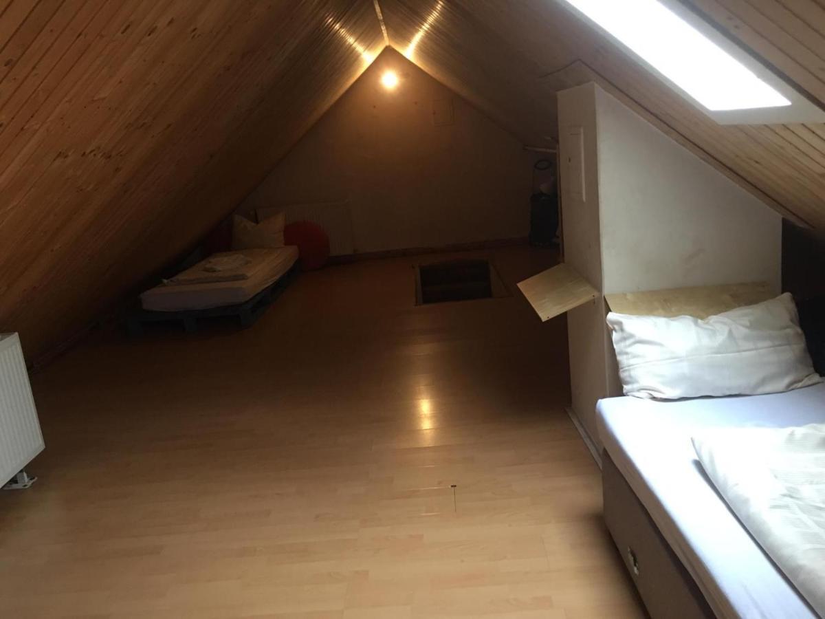 Zimmer Im Dachgeschoss Kaiserslautern Exterior foto